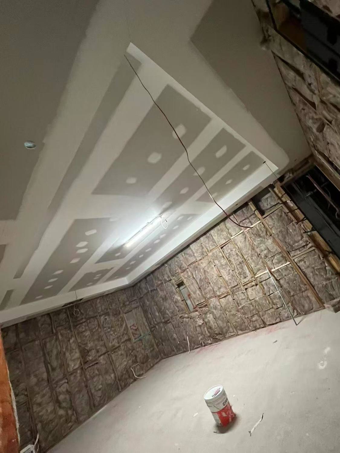 Set plasterboard ceiling over insulated stud walls